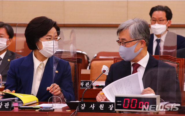 [서울=뉴시스] 최동준 기자 = 추미애 법무부장관이 최재형 감사원장과 26일 오전 법무부·대법원·감사원·헌법재판소·법제처를 대상으로 한 종합감사가 열린 서울 여의도 국회 법제사법위원회에 출석해 대화 하고 있다. (공동취재사진) 2020.10.26.photo@newsis.com