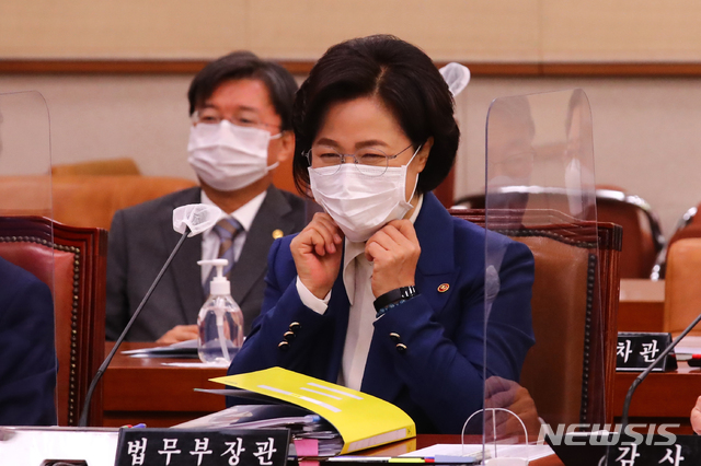 [서울=뉴시스] 최동준 기자 = 추미애 법무부장관이 26일 오전 법무부·대법원·감사원·헌법재판소·법제처를 대상으로 한 종합감사가 열린 서울 여의도 국회 법제사법위원회에 출석해 자리하고 있다. (공동취재사진) 2020.10.26. photo@newsis.com