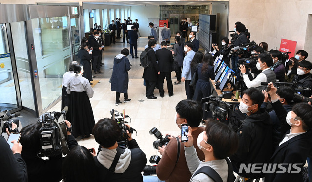 [서울=뉴시스]사진공동취재단 = 26일 오전 서울 강남구 삼성서울병원 장례식장 입구에서 취재진이 삼성그룹 고 이건희 삼성그룹 회장의 빈소를 찾은 조문객들을 취재하고 있다. 2020.10.26. photo@newsis.com