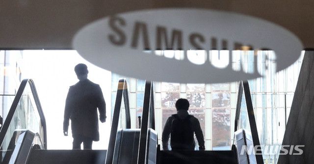 [서울=뉴시스]김병문 기자 = 이건희 삼성전자 회장이 별세한 다음날인 26일 오전 서울 서초구 삼성전자 서초사옥에서 직원들이 이동하고 있다. 2020.10.26.&nbsp; dadazon@newsis.com