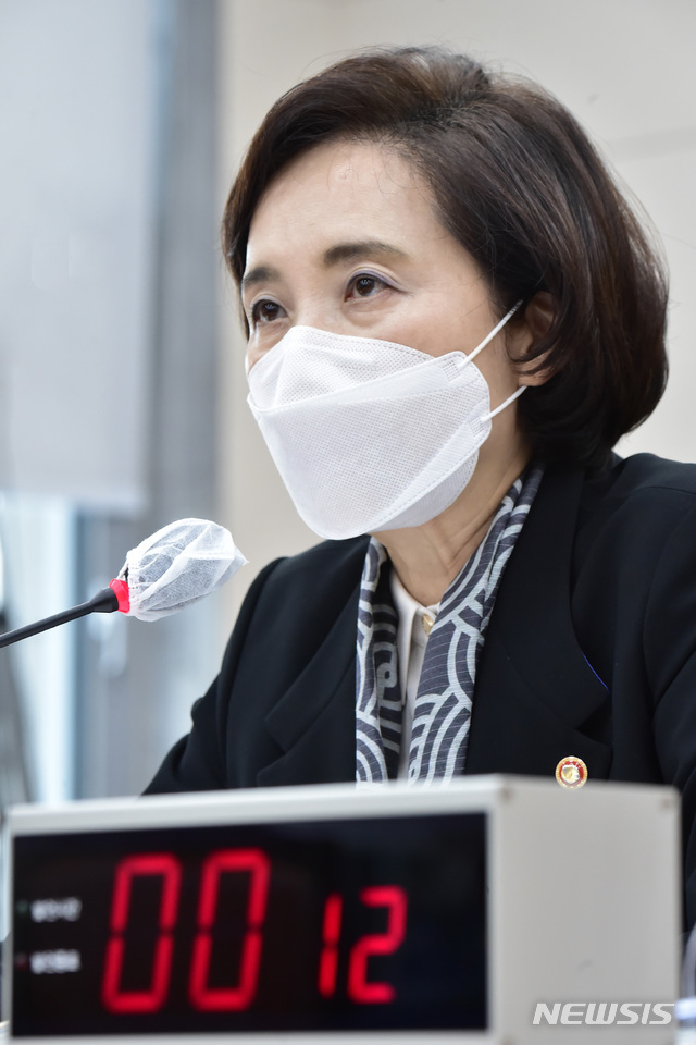 [서울=뉴시스]김선웅 기자 = 유은혜 사회부총리 겸 교육부 장관이 26일 서울 여의도 국회 본관 교육위원회 회의실에서 열린 교육부·소속 산하 기관 및 공공·유관기관 등 2020 종합감사에 출석, 질의에 답변하고 있다. (공동취재사진) 2020.10.26. photo@newsis.com