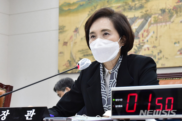 [서울=뉴시스]김선웅 기자 = 유은혜 사회부총리 겸 교육부 장관이 26일 서울 여의도 국회 본관 교육위원회 회의실에서 열린 교육부·소속 산하 기관 및 공공·유관기관 등 2020 종합감사에 출석, 질의에 답변하고 있다. (공동취재사진) 2020.10.26.&nbsp; photo@newsis.com