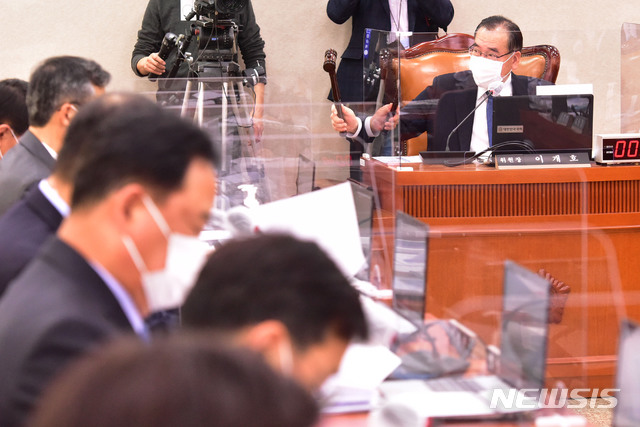 [서울=뉴시스]김선웅 기자 = 26일 국회에서 열린 농림축산식품해양수산위원회의 해양수산부 및 소관 기관 종합국정감사에서 이개호 위원장이 의사봉을 두드리고 있다. (공동취재사진) 2020.10.26.&nbsp; photo@newsis.com 