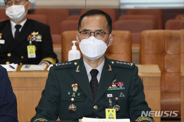 [서울=뉴시스] 전진환 기자 = 남영신 육군참모총장이 26일 오전 서울 여의도 국회에서 열린 국회 국방위원회 종합국정감사에 출석해 자리하고 있다. (공동취재사진) 2020.10.26.photo@newsis.com