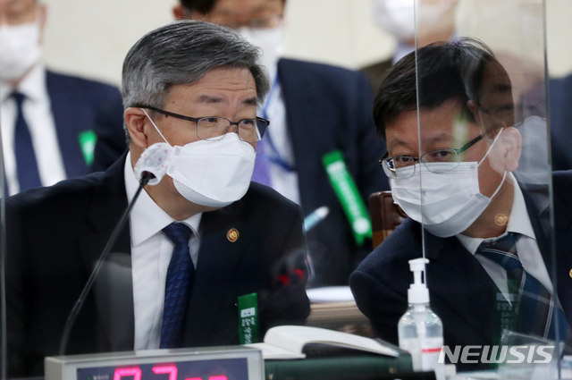[세종=뉴시스]강종민 기자 = 이재갑 고용노동부 장관이 26일 정부세종청사에서 열린 국회 환경노동위원회의 고용노동부, 경제사회노동위원회, 중앙노동위원회 등 소관기관에 대한 국정감사에서 임서정 차관과 대화하고 있다. (공동취재사진) 2020.10.26.&nbsp; photo@newsis.com