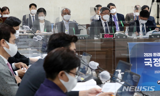 [세종=뉴시스]강종민 기자 = 이재갑 고용노동부 장관이 26일 정부세종청사에서 열린 국회 환경노동위원회의 고용노동부, 경제사회노동위원회, 중앙노동위원회 등 소관기관에 대한 국정감사에서 위원의 질의를 듣고 있다. (공동취재사진) 2020.10.26.&nbsp; photo@newsis.com