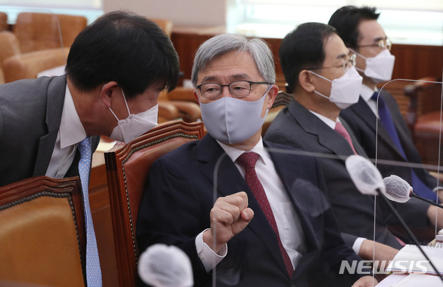 [서울=뉴시스] 최동준 기자 = 최재형 감사원장이 26일 서울 여의도 국회에서 열린 법제사법위원회의 법무부, 감사원 등에 대한 종합국정감사에 출석해 관계자와 대화를 나누고 있다. (공동취재사진) 2020.10.26. photo@newsis.com