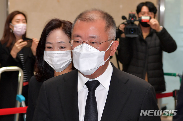 [서울=뉴시스]사진공동취재단 = 정의선 현대차그룹회장이 26일 오전 고 이건희 삼성그룹 회장 빈소가 마련된 서울 강남구 삼성서울병원 장례식장에 들어서고 있다. 2020.10.26.&nbsp;&nbsp; photo@newsis.com