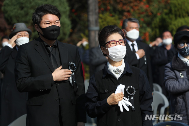 [서울=뉴시스] 전진환 기자 = 고 박정희 전 대통령의 딸 박근령 전 육영재단 이사장과 남편 신동욱 공화당 총재가 26일 서울 동작구 국립서울현충원에서 열린 박 전 대통령 서거 41주기 추도식에 참석해 국민의례를 하고 있다. (공동취재사진) 2020.10.26. photo@newsis.com