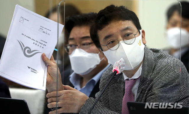 [세종=뉴시스]강종민 기자 = 김웅 국민의힘 의원이 26일 정부세종청사에서 열린 국회 환경노동위원회의 고용노동부, 경제사회노동위원회, 중앙노동위원회 등 소관기관에 대한 국정감사에서 질의를 하고 있다. (공동취재사진) 2020.10.26.&nbsp; photo@newsis.com