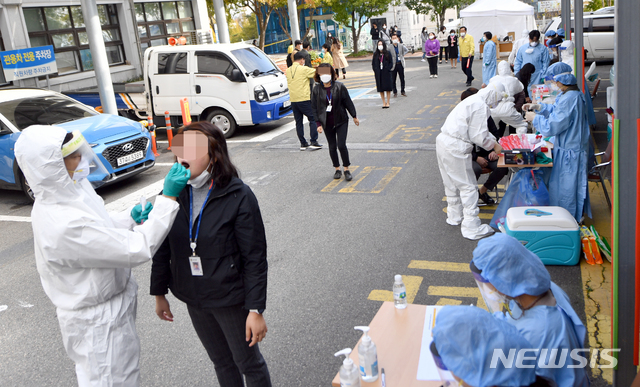 [나주=뉴시스] 류형근 기자 = 26일 오전 전남 나주시청 공무원이 신종 코로나바이러스 감염증(코로나19) 확진 판정을 받아 나주시청사가 임시폐쇄된 가운데 직원들이 선별진료소에서 코로나19 검사를 받고있다. 2020.10.26. hgryu77@newsis.com