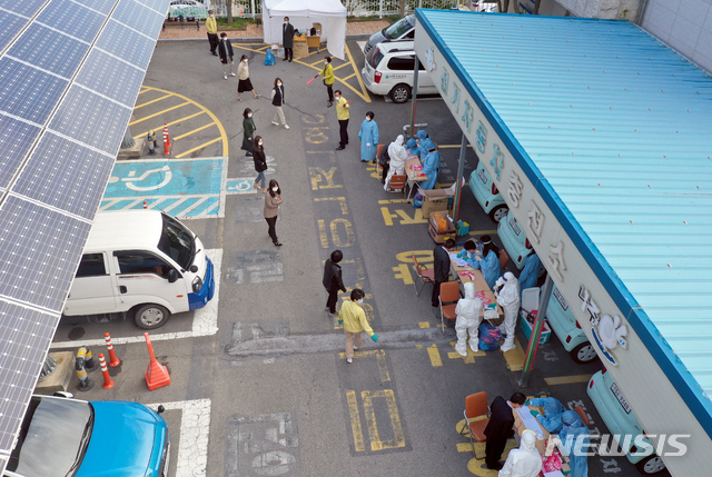 [나주=뉴시스] 류형근 기자 = 26일 오전 전남 나주시청 공무원이 신종 코로나바이러스 감염증(코로나19) 확진 판정을 받아 나주시청사가 임시폐쇄된 가운데 직원들이 선별진료소에서 코로나19 검사를 받고있다. 2020.10.26.&nbsp; hgryu77@newsis.com