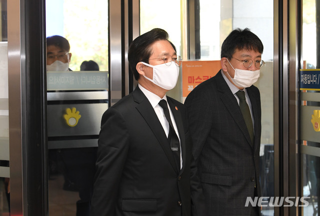 [서울=뉴시스]사진공동취재단 = 성윤모 산업통상자원부 장관이 26일 오전 고 이건희 삼성그룹 회장 빈소가 마련된 서울 강남구 삼성서울병원 장례식장에 들어서고 있다. 2020.10.26.&nbsp; photo@newsis.com