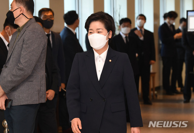 [서울=뉴시스]사진공동취재단 = 양향자 더불어민주당 최고위원이 26일 오전 고 이건희 삼성그룹 회장 빈소가 마련된 서울 강남구 삼성서울병원 장례식장을 나서고 있다. 2020.10.26. photo@newsis.com