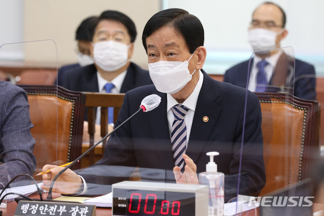 [서울=뉴시스]김선웅 기자 = 진영 행정안전부 장관이 26일 오전 국회에서 열린 행정안전위원회의 행정안전부, 경찰청 등에 대한 종합 국정감사에서 의원 질의에 답변하고 있다. (공동취재사진) 2020.10.26. photo@newsis.com