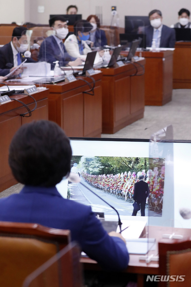 [서울=뉴시스] 최동준 기자 = 추미애 법무부 장관이 26일 서울 여의도 국회에서 열린 법제사법위원회의 법무부, 대법원, 감사원, 헌법재판소, 법제처에 대한 종합감사에서 김남국 더불어민주당 의원의 대검찰청 앞 화환 관련 질의를 듣고 있다. 2020.10.26. photocdj@newsis.com