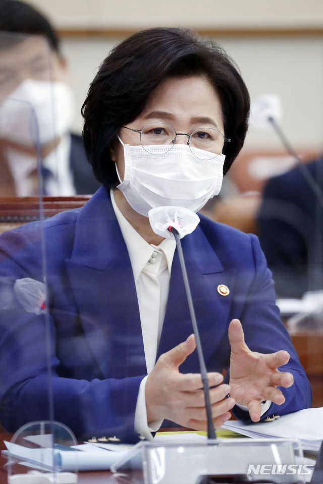 [서울=뉴시스] 최동준 기자 = 추미애 법무부 장관이 26일 서울 여의도 국회에서 열린 법제사법위원회의 법무부, 대법원, 감사원, 헌법재판소, 법제처에 대한 종합감사에서 질의에 답변하고 있다. 2020.10.26. photocdj@newsis.com