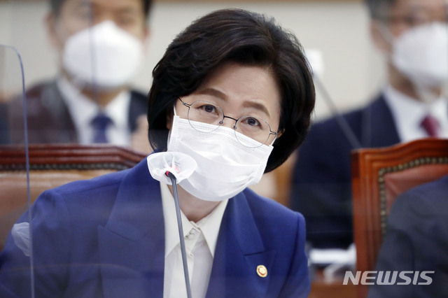 [서울=뉴시스] 최동준 기자 = 추미애 법무부장관이 26일 서울 여의도 국회에서 열린 법제사법위원회의 법무부, 대법원, 감사원, 헌법재판소, 법제처에 대한 종합감사에서 질의에 답변하고 있다. 2020.10.26. photocdj@newsis.com