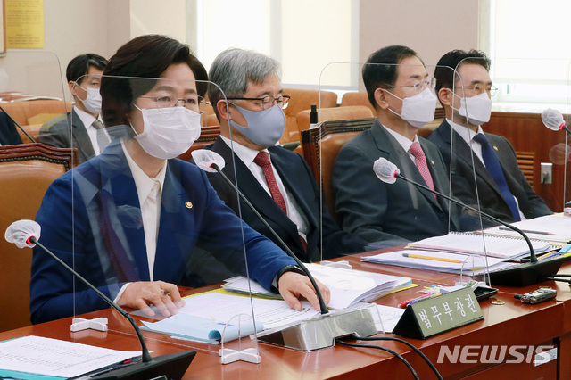 [서울=뉴시스]김선웅 기자 = 추미애 법무부 장관이 지난 26일 오전 서울 여의도 국회에서 열린 법제사법위원회의 법무부, 대법원, 감사원, 헌법재판소, 법제처 종합감사에서 질의에 답하고 있다. (공동취재사진) 2020.10.26. photo@newsis.com