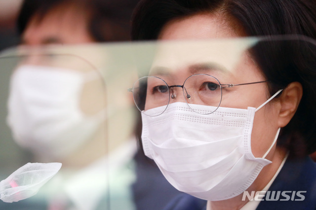 [서울=뉴시스]김선웅 기자 = 추미애 법무부장관이 26일 오전 서울 여의도 국회에서 열린 법제사법위원회의 법무부, 대법원, 감사원, 헌법재판소, 법제처 종합감사에서 질의에 답하고 있다. (공동취재사진) 2020.10.26. photo@newsis.com