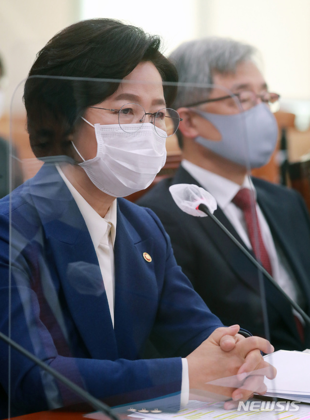 [서울=뉴시스]김선웅 기자 = 추미애 법무부장관이 26일 오전 서울 여의도 국회에서 열린 법제사법위원회의 법무부, 대법원, 감사원, 헌법재판소, 법제처 종합감사에서 질의에 답하고 있다. (공동취재사진) 2020.10.26. photo@newsis.com