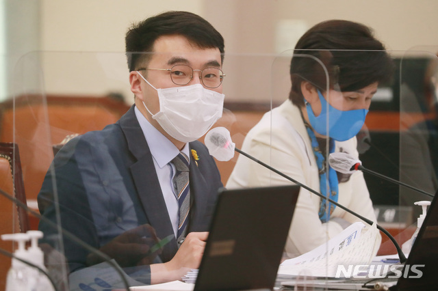 [서울=뉴시스]김선웅 기자 = 김남국 더불어민주당 의원 (공동취재사진) 2020.10.26. photo@newsis.com