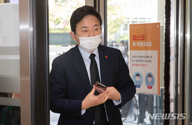 [서울=뉴시스]사진공동취재단 = 원희룡 제주도지사가 26일 고 이건희 삼성그룹 회장 빈소가 마련된 서울 강남구 삼성서울병원 장례식장에 들어서고 있다. 2020.10.26. photo@newsis.com