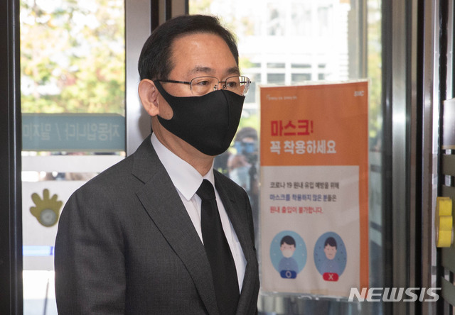 [서울=뉴시스]사진공동취재단 = 주호영 국민의힘 원내대표가 26일 고 이건희 삼성그룹 회장 빈소가 마련된 서울 강남구 삼성서울병원 장례식장에 들어서고 있다. 2020.10.26. photo@newsis.com