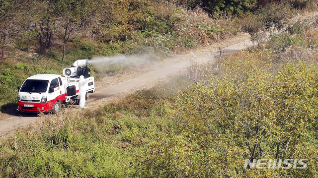 [광주=뉴시스] 변재훈 기자 = 지난 26일 오전 광주 북구 건국동 영산강 인근 둔치에서 북구청 공직자들이 철새로 인한 조류인플루엔자(AI) 확산 예방을 위해 방역을 벌이고 있다. (사진 = 광주 북구 제공) 2020.10.27. photo@newsis.com