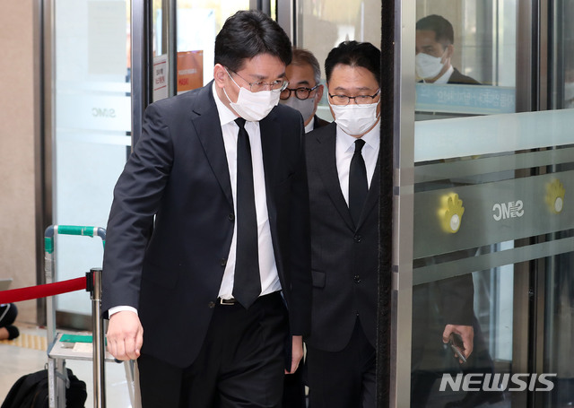 [서울=뉴시스]사진공동취재단 = 조원태 한진그룹 회장이 26일 고 이건희 삼성그룹 회장 빈소가 마련된 서울 강남구 삼성서울병원 장례식장에 들어서고 있다. 2020.10.26.&nbsp; photo@newsis.com