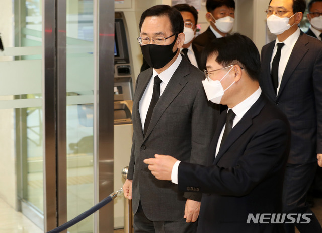 [서울=뉴시스]사진공동취재단 = 주호영 국민의힘 원내대표가 26일 고 이건희 삼성그룹 회장 빈소가 마련된 서울 강남구 삼성서울병원 장례식장에서 조문을 마친 뒤 나서고 있다. 2020.10.26.&nbsp; photo@newsis.com