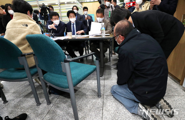 [세종=뉴시스]강종민 기자 = 대구 쿠팡 물류창고에서 근무 중 지난 12일 숨진 고 장덕준 씨 유가족이 26일 정부세종청사에서 국회 환경노동위원회 소속 더불어민주당과 정의당 의원들과 간담회 중 무릎을 꿇고 아들의 억울한 죽음을 밝혀달라고 애원하고 있다. (공동취재사진) 2020.10.26.&nbsp; photo@newsis.com