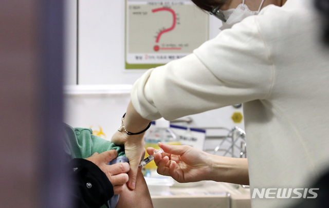 [인천=뉴시스] 이종철 기자 = 독감백신의 불안감이 커지고 있는 가운데 26일 오전 인천시 동구 인천의료원에서 만 62~69세 사이의 어르신들의 무료독감 예방접종을 하고 있다. 2020.10.26.&nbsp; jc4321@newsis.com