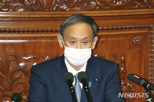  [도쿄/교도·AP=뉴시스] 스가 요시히데(菅義偉) 일본 총리가 26일 도쿄 중의원에서 열린 제203차 임시국회 본회의에서 소신표명 연설을 하고 있다. 2020.10.26. 