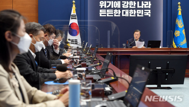 [서울=뉴시스]추상철 기자 = 문재인 대통령이 26일 오후 청와대 여민관에서 열린 수석·보좌관회의에 참석해 발언하고 있다. 2020.10.26. scchoo@newsis.com