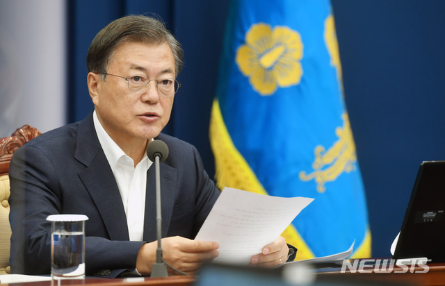 [서울=뉴시스]추상철 기자 = 문재인 대통령이 26일 오후 청와대 여민관에서 열린 수석·보좌관회의에 참석해 발언하고 있다. 2020.10.26. scchoo@newsis.com