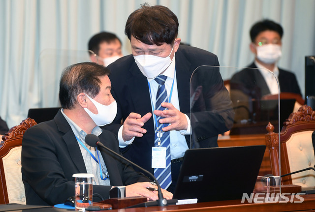 [서울=뉴시스]추상철 기자 = 최재성(오른쪽) 정무수석과 정만호 국민소통수석이 26일 오후 청와대 여민관에서 열린 수석·보좌관회의 시작전 대화하고 있다. 2020.10.26.&nbsp; scchoo@newsis.com