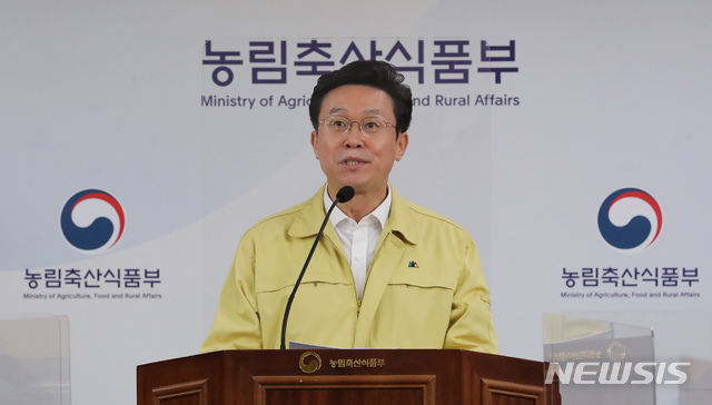[세종=뉴시스]강종민 기자 = 이재욱 농림축산식품부 차관이 26일 오후 세종시 정부세종청사에서 야생조류 고병원성 조류인플루엔자 발생에 따른 방역 강화 추진과 관련해 브리핑하고 있다. (공동취재사진) 2020.10.26. photo@newsis.com