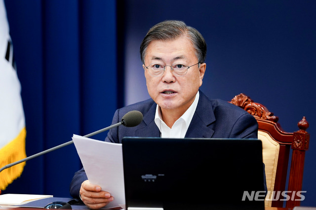 [서울=뉴시스]추상철 기자 = 문재인 대통령이 26일 오후 청와대 여민관에서 열린 수석·보좌관회의에 참석해 발언하고 있다. 2020.10.26. scchoo@newsis.com