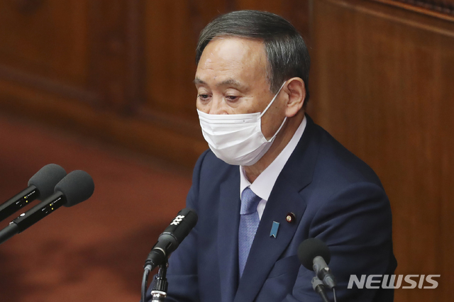 [도쿄=AP/뉴시스]스가 요시히데 일본 총리가 지난 26일 도쿄에서 개원한 제203차 임시국회 본회의에 참석해 소신표명 연설을 하고 있다. 2020.10.26.