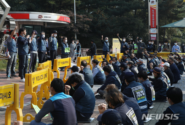 [서울=뉴시스] 조수정 기자 = 지난달 26일 택배연대노조원들이 서울 광진구 자양동 우체국물류지원단 앞에서 택배노동자 과로사 대책 마련 등 촉구 집회를 하고 있다. <사진은 기사와 관련이 없습니다. > 2020.10.26.  chocrystal@newsis.com