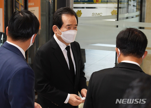 [서울=뉴시스]사진공동취재단 = 정세균 국무총리가 26일 고 이건희 삼성그룹 회장 빈소가 마련된 서울 강남구 삼성서울병원 장례식장에 들어서고 있다. 2020.10.26.&nbsp; photo@newsis.com