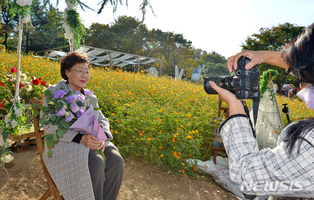 [대구=뉴시스] 이무열 기자 = 일본군 위안부 피해자인 여성인권운동가 이용수 할머니가 26일 오후 대구 달서구 두류동 이월드에서 장수사진을 촬영하고 있다. 2020.10.26. lmy@newsis.com