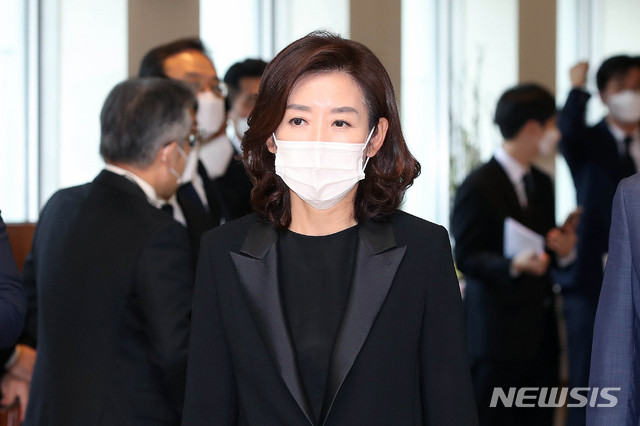 [서울=뉴시스]김병문 기자 = 나경원 전 미래통합당(현 국민의힘) 의원이 26일 오후 고 이건희 삼성그룹 회장 빈소가 마련된 서울 강남구 삼성서울병원 장례식장을 찾아 조문을 마친 후 나서고 있다. 2020.10.26.&nbsp; dadazonnewsis.com