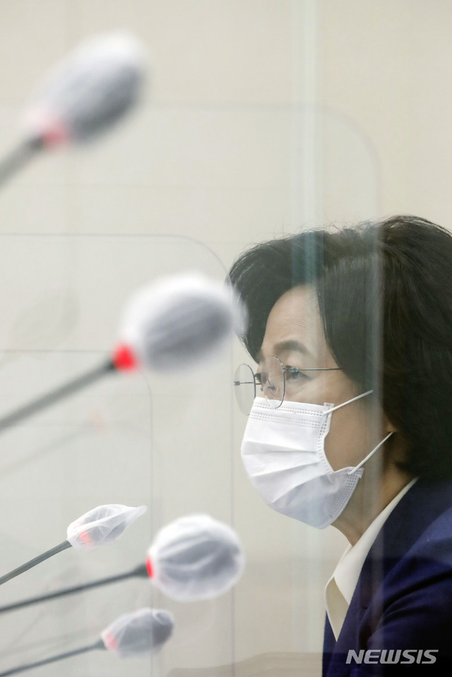 [서울=뉴시스] 최동준 기자 = 추미애 법무부 장관이 26일 서울 여의도 국회에서 열린 법제사법위원회의 법무부, 대법원, 감사원, 헌법재판소, 법제처에 대한 종합감사에서 질의에 답변하고 있다. 2020.10.26. photocdj@newsis.com