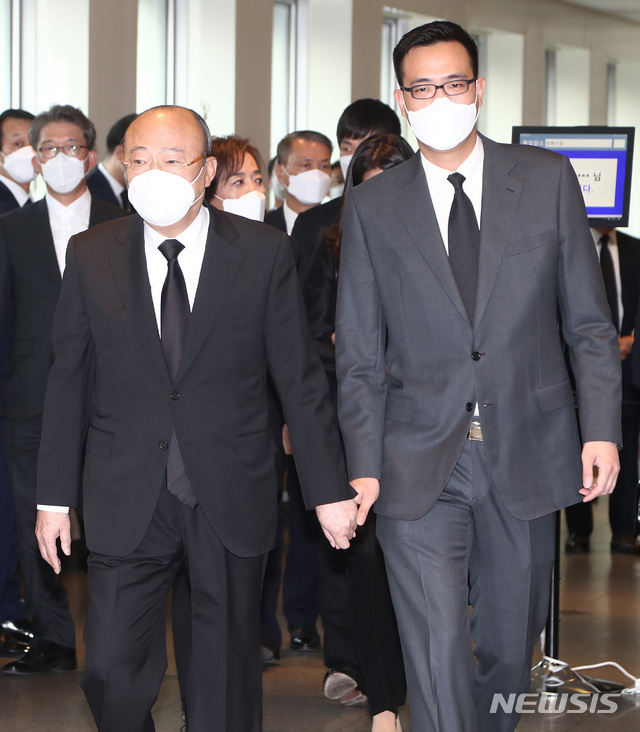 [서울=뉴시스] 사진공동취재단 = 김승연 한화그룹 회장과 김동선 한화호텔앤드리조트 전무가 26일 오후 고(故) 이건희 삼성 회장의 빈소가 마련된 서울삼성병원 장례식장에서 조문을 마친 뒤 나서고 있다. 2020.10. 26 . photo@newsis.com