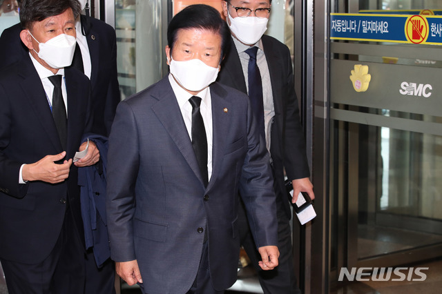 [서울=뉴시스] 사진공동취재단 = 박병석 국회의장이 26일 오후 서울 강남구 서울삼성병원 장례식장에 마련된 고 이건희 삼성그룹 회장 빈소에 조문하기 위해 들어서고 있다. 2020. 10. 26 . photo@newsis.com