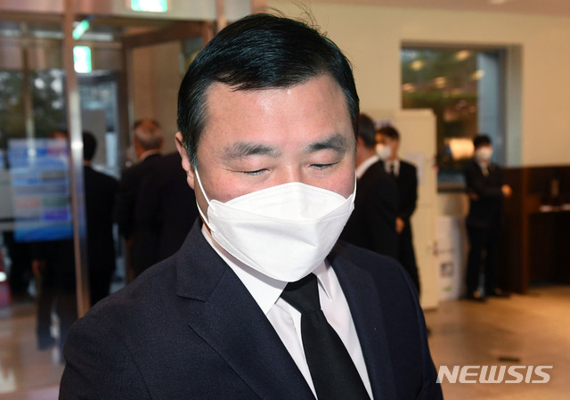 [서울=뉴시스] 사진공동취재단 = 26일 서울 강남구 삼성서울병원에 마련된 故 이건희 삼성 회장 빈소에서 노태문 삼성전자 IT·모바일(IM) 사장이 조문을 위해 들어서고 있다. 2020.10.26.photo@newsis.com