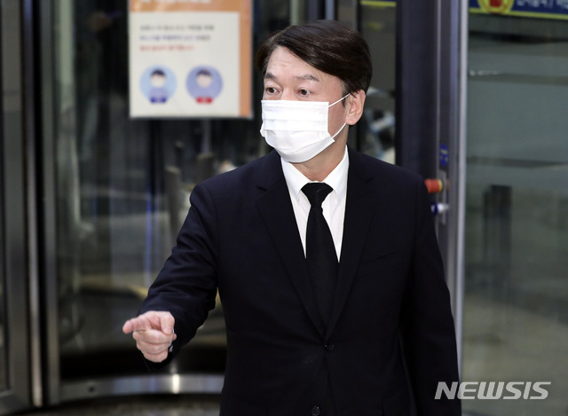 [서울=뉴시스]최진석 기자 = 안철수 국민의당 대표가 26일 저녁 서울 강남구 서울삼성병원 장례식장에 차려진 고 이건희 삼성그룹 회장 빈소로 들어서고 있다. 2020.10.26. myjs@newsis.com