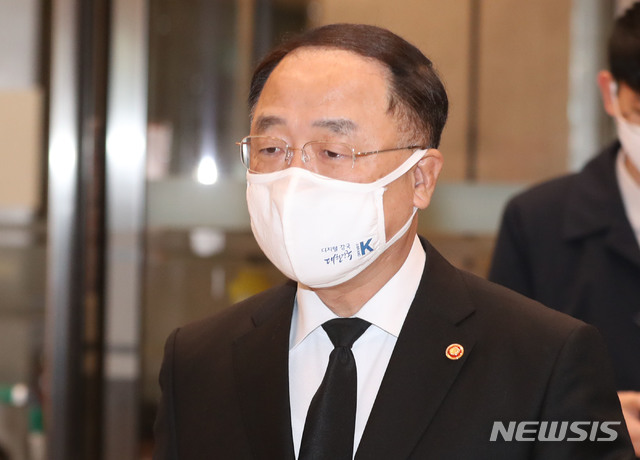 [서울=뉴시스] 최진석 기자 = 홍남기 부총리 겸 기획재정부 장관이 26일 오후 고(故) 이건희 삼성그룹 회장 빈소가 마련된 서울 강남구 서울삼성병원 장례식장에 들어서고 있다. 2020.10.26.&nbsp; photo@newsis.com